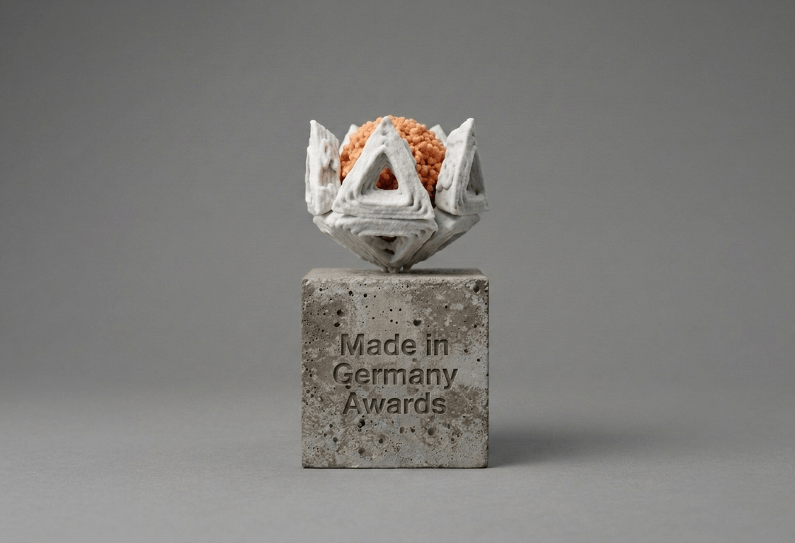 Trophäe der Made in Germany Awards mit Sockel aus CO₂-neutralem Oliment-Zement